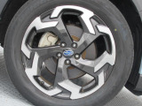 純正18インチアルミホイール。 タイヤサイズは225/55R18。納車時に弊社指定の新品タイヤ4本と交換いたします。