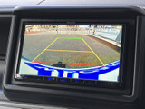 後方の状況を画面で確認でき、安全な駐車をサポートします。狭い場所でも安心して取り扱いができます。