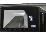 助手席側ドアミラーに装着されたカメラの映像をディスプレイに表示。自車の助手席側前方の様子が確認でき、狭い道への進入やすれ違い、道路端への幅寄せ駐車などをより安心して行うことができます。