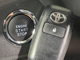 【スマートキー】カバンやポケットに入れたままでもドアの施錠・解錠が可能なスマートキーを装備。エンジンのオン・オフ時もカギを取り出す必要が無いからとっても便利です♪
