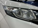 【LEDヘッドランプ】ハロゲンヘッドランプの約2倍の光量でより明るく遠くを照らし、夜間走行時の視認性を高める。さらに長寿命や、省電力も魅力。