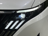 【LEDヘッドライト】悪天候や夜間走行時も良好な視界を確保し安心して運転できる高輝度LEDヘッドライトを装備!点灯速度が早く、消費電力も抑えられています。