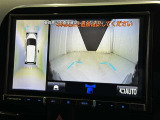パノラミックビューモニターを装備。駐車場や交差点でクルマを真上から見るように周囲を確認できます。機能の詳細は販売店スタッフまでおたずねください。