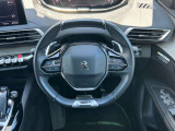 楕円形の小径ステアリングホイールは操作性も良く、駐車時の切り返しでも動きが少なくなります