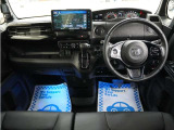 運転にかかわる様々な操作を安全に行えるように視点移動が少なく、操作性に配慮されたスイッチ類が凝縮されたコクピットです。