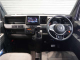 ◆インテリアパネル◆視界広々で非常に運転しやすくロングドライブでも疲れを感じさせないすっきりとまとまったインパネ周りです。