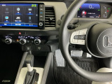 ホンダ純正メモリーナビ搭載なので、遠方へのドライブもお任せ下さい!ステアリング左手側にオーディオ関連のコントロールスイッチを配置しています。操作時は視線を逸らすことなく運転に集中できます