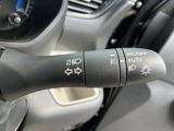 操作しやすいウインカーレバーで、安全な車線変更をサポート。確実な操作感で、周囲への意思表示をスムーズに行えます。快適な運転を支援します。