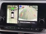 アラウンドビューモニター装備!空から見ているような映像によって不慣れな場所での車庫入れや縦列駐車はもちろん、狭い道でのすれ違いも安心♪
