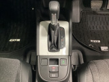 「e:HEV」は、モーター走行を中心にしながら電気エネルギーやエンジン動力を効率よく使い分けることができる賢いハイブリッドシステムです。サイドブレーキはスイッチ操作の電子制御パーキングブレーキです。
