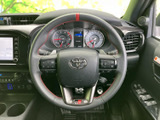 握りやすいステアリングで、快適な運転をサポート。スポーティーなデザインで、運転する楽しさを演出します。操作性も考慮された設計です。