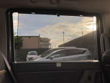 ロールサンシェードで眩しい日差しを遮ってくれると共に、プライバシーの保護もしてくれます☆