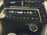左右独立温度コントロールフルオートエアコンです。運転席、助手席それぞれで独立して温度設定ができます。冷え性の方が乗っても安心ですね♪