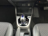 軽快な操作感が気持ちいいハイブリッド専用セレクトレバー