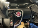 プッシュエンジンスタート/ストップスイッチでキーを差し込むことなく、ワンプッシュでエンジンの始動・停止ができます。