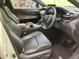 洗練された空間が広がる運転席。座り心地の良いシートと、操作しやすい配置で快適なドライブをサポートします。落ち着いた色調でまとまっています。