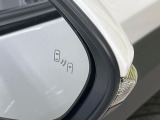 【ブラインドスポットモニター】走行中、ドアミラーの死角になりやすい箇所に後続車が接近するとサイドミラーのレンズに警告を表示!ドライバーに注意喚起をしてくれます。