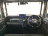 【前方視界】開放的な前方視界!運転がしやすく疲れにくいです♪窓が大きく、見通しがとっても良いおクルマですよ♪