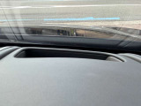 【オプション】カラーヘッドアップディスプレイ(走行に必要な情報をフロントガラスに投影します。)