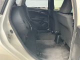 後席シートを跳ね上げれば背の高い荷物もらくらく!!
