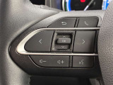 運転中、オーディオの操作をしてて、ハッとしたことはありませんか?ステアリングスイッチは、運転中でもハンドルでオーディオの操作が可能です。安全なドライブをサポートします。