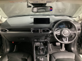 安全運転と情報操作を両立する運転席まわり。さまざまな情報を扱いながら正しい姿勢で安全に運転できることを追求したコックピット!