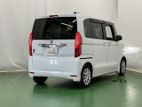 後席の窓には外から車内が見えにくくなるプライバシーガラスを採用。周りを気にせずリラックスして過ごせます