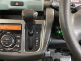 シンプルでとても使いやすいフロアシフトに、パーキングブレーキはフットタイプです。