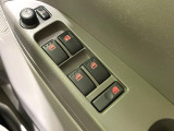 【電動格納ミラー】サイドミラーは電動格納式となっており、狭い駐車場でもキズがつくリスクを抑えられます。