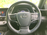 握りやすい形状で、運転操作をサポートします。オーディオやハンズフリー通話など、便利な機能もスイッチで操作可能です。