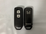 スマートキーを装備しています。鍵を差し込むことなくドアロックの開け閉めと、スタートボタン操作でのエンジンスタートができます。スペアキーも同じものを用意しております。