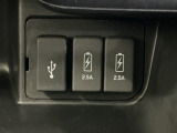 スマートフォンなどの充電に便利なUSBジャック。運転席からも助手席からも使いやすいです。