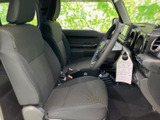 運転席からの視界は良好。シンプルなデザインのシートは、長距離ドライブでも疲れにくい工夫が施されています。快適な空間です。