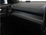 ダッシュボードに収められたカッティングエッジ・アルミニウム・パネルをLEDライトが照らし出し、XC40R-Designのインテリアに昼夜を問わず特別な雰囲気を添えます。
