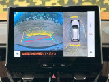 【パノラミックビューモニター】専用のカメラにより、上から見下ろしたような視点で360度クルマの周囲を確認することができます☆死角部分も確認しやすく、狭い場所での切り返しや駐車もスムーズに行えます。
