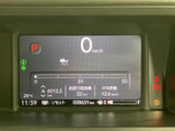 視認性の高いメーター類で、運転状況を的確に把握できます。運転に必要な情報を一目で確認できるので、安全運転をサポートします。