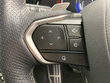 運転中、オーディオの操作をしてて、ハッとしたことはありませんか?ステアリングスイッチは、運転中でもハンドルでオーディオの操作が可能です。安全なドライブをサポートします。