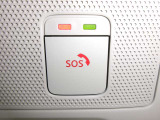 SOSコールは急病時やあおり運転被害などの危険を感じた時スイッチを押すと専門のオペレータに繋がって警察や消防への連携をサポートしてくれます。万が一の事故発生時にはエアバッグ展開と連動して自動通報します。