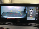 【パノラミックビューモニター(シースルービュー機能付)】クルマを上から見たような画像をディスプレイに表示し、運転席から確認しにくい箇所も確認できます。クルマを透過したような映像で周辺の確認も可能です。
