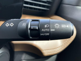 操作しやすい位置に配置されたウインカーレバーは、安全な車線変更をサポートします。直感的な操作で、スムーズな運転を実現します。