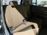 後部座席もゆったりとしたスペースを確保。同乗者も快適に過ごせる空間設計です。家族や友人とのお出かけにも最適です。