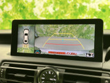 狭い道や駐車時も、後方の状況を把握しやすく安心です。ガイドライン表示で、正確な駐車をサポート。安全な運転を支援する頼もしい機能です。