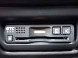 ■【ETC車載器】が装備されています。セットアップをしてお渡しとなり、ETCカードを差し込むだけで高速道路の利用が可能です。