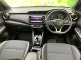 運転席からの眺めは広く、前方視界も良好。操作系は直感的に操作でき、快適なドライブをサポートします。細部までこだわった内装です。