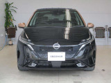 日産らしさを引き立てる大きなVモーショングリル。バンパーはエアロ形状で左右のダクトは空力を考え設計されています。