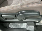 シートハイトアジャスターが付いているので運転姿勢を調整するのに便利ですね。身長に合ったシートポジションは安全運転や疲労軽減にもつながります。
