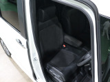 程よい硬さとホールド性が高いシートで長時間運転も快適です。