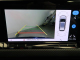 ギアをリバースに入れると車両後方の映像を映し出します。画面にはガイドラインが表示され、車庫入れや縦列駐車などの際に安全確認をサポートします。