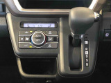 運転席の座面高さを調整できるシートリフターが付いています。フロントシートはベンチシートを採用で、座面も広く使い勝手もいいですよ♪