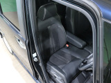 程よい硬さとホールド性が高いシートで長時間運転も快適です。